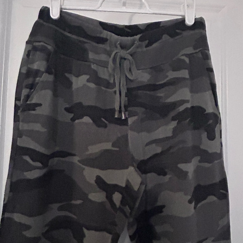 SPLENDID •  Green Camouflage Sweat Pants • Med • - Picture 6 of 12